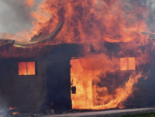 fire destroys 3 buildings